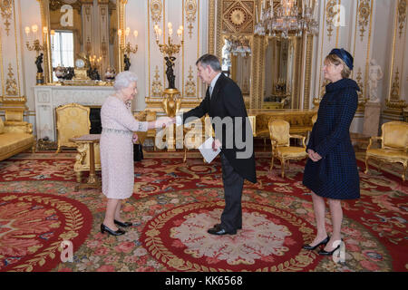 Queen Elizabeth II incontra il signor Jean-Pierre Jouyet, l Ambasciatore della Repubblica francese, accompagnata dalla onorevole Brigitte Taittinger-Jouyet come egli presenta la sua lettera di credenziali durante una udienza privata a Buckingham Palace a Londra centrale. Foto Stock