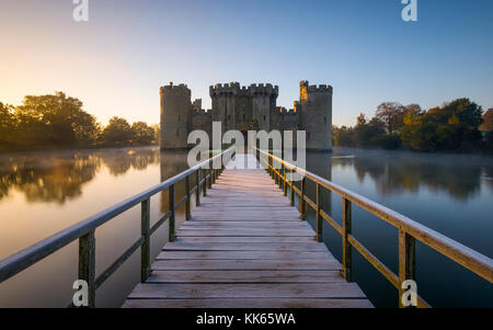 Il Castello di Bodiam, il trecentesco castello moated in East Sussex Foto Stock