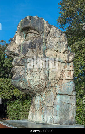 Rotto statua di un uomo profilo volto Foto Stock