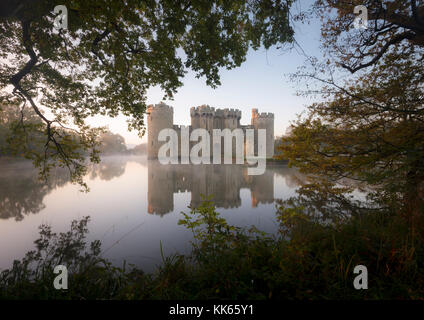 Il Castello di Bodiam, il trecentesco castello moated in East Sussex Foto Stock