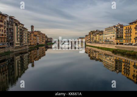 Ponti sul fiume Arno a Firenze con acqua riflessioni Foto Stock