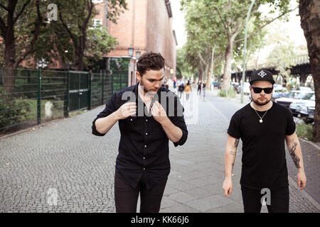 Il British rock duo di sangue reale consiste di cantante e il bassista Mike Kerr (L) e il batterista Ben Thatcher (R). Qui il garage rock duo è raffigurato prima di un concerto dal vivo a Berlino. Germania, 15/09 2014. Foto Stock