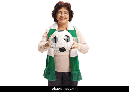 Anziani tifoso di calcio con una sciarpa e un isolato di calcio su sfondo bianco Foto Stock