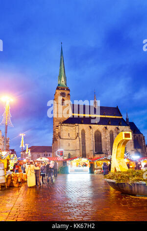 Tradizionale mercatino di Natale, cattedrale gotica di San Bartolomeo, Piazza della Repubblica, città Pilsen, repubblica Ceca Foto Stock