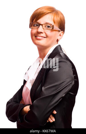 Sorridente donna d'affari redhead che guarda voi isolato su bianco Foto Stock