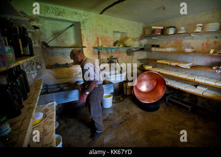 Guglielmo Locatelli nel laboratorio del suo pascolo di caseificio, Val Taleggio, Lombardia, Italia Foto Stock