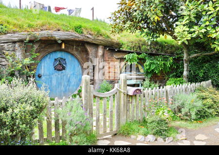 Matamata - NUOVA ZELANDA - novembre 2016 : hobbit house con porta blu a hobbiton movie set. Foto Stock