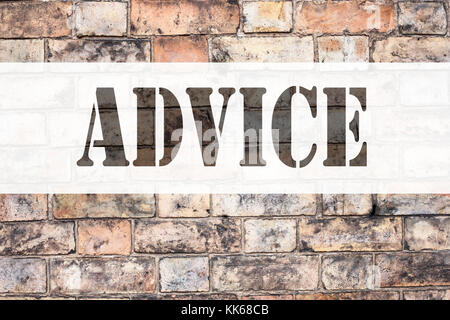 Ispirazione per didascalia di testo dell'annuncio concettuale che mostra consigli. Concetto aziendale per il concetto di guida ai suggerimenti scritto su un vecchio sfondo con Foto Stock