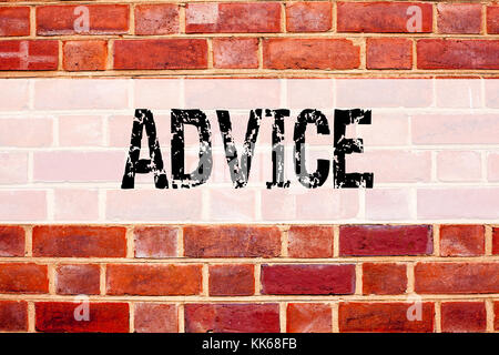 Ispirazione per didascalia di testo dell'annuncio concettuale che mostra consigli. Concetto aziendale per il concetto di guida ai suggerimenti scritto su un vecchio sfondo con Foto Stock