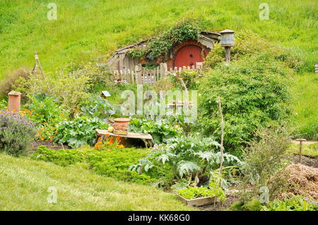 Matamata - NUOVA ZELANDA - novembre 2016 : hobbit home con porta rossa a hobbiton movie set. Foto Stock