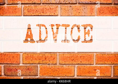 Ispirazione per didascalia di testo dell'annuncio concettuale che mostra consigli. Concetto aziendale per il concetto di guida ai suggerimenti scritto su un vecchio sfondo con Foto Stock