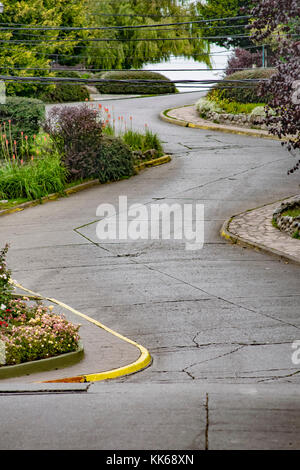 Svuotare strada curva circondato dal parco giardino nella città di Bariloche, Argentina Foto Stock