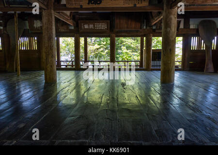 Miyajima, Giappone - 26 maggio 2017: interno del legno non verniciata toyokuni santuario, hall di mille tatami Foto Stock