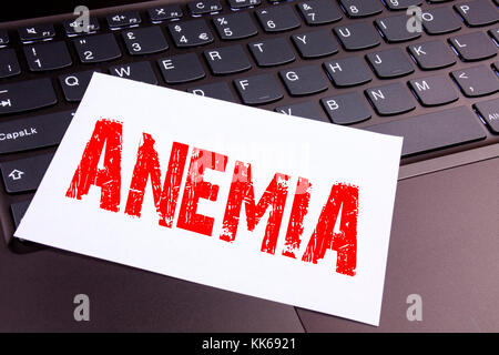 Scrivere un testo di anemia fatto in ufficio da vicino sulla tastiera del computer portatile. Concetto di business per diagnosi medica carenza di ferro aplastico Workshop Foto Stock