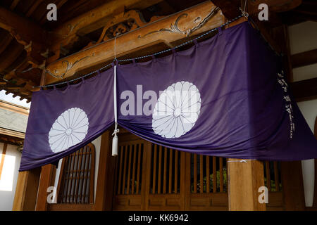 Nagano - Giappone, 3 giugno 2017: viola tempio tenda con un nodo bianco al buddista di Tempio Zenkoji in nagano Foto Stock