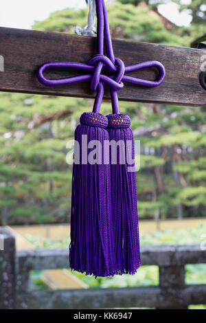 Nagano - Giappone, 3 giugno 2017: close up di un nodo viola a un tempio cortina all'buddista di Tempio Zenkoji in nagano Foto Stock