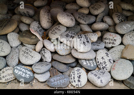 Nagano, Giappone - 5 giugno 2017: tipo speciale di EMA, auguri e preghiere scritte su pietre ghiaia Foto Stock