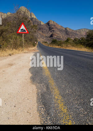 Strada lastricata in montagne drakensberg, sud africa Foto Stock