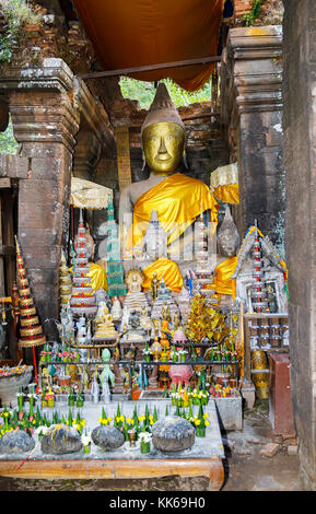 Santuario di Buddha e la statua nel tempio principale sulla terrazza superiore del pre-Angkorian Khmer tempio indù di Wat Phou, Champasak, Laos, sud-est asiatico Foto Stock