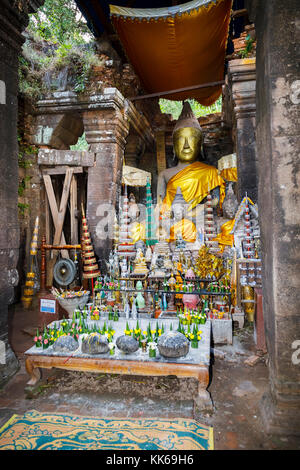 Santuario di Buddha e la statua nel tempio principale sulla terrazza superiore del pre-Angkorian Khmer tempio indù di Wat Phou, Champasak, Laos, sud-est asiatico Foto Stock