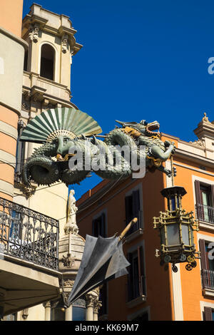 Barcellona, Spagna - 1 maggio 2016: Las Ramblas decorazioni art nouveau sulla casa bruno Foto Stock