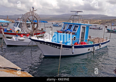 Il piccolo porto dei pescatori con le barche da pesca ad Agios Georgios, che fu usato in epoca romana Foto Stock