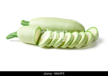 La luce verde di zucchine turco (Cucurbita pepo) su uno sfondo bianco con tracciato di ritaglio Foto Stock