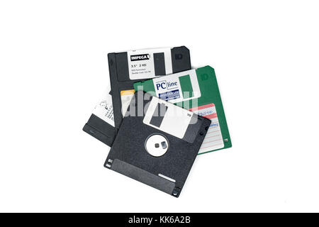 Selezione dei dischi floppy su sfondo bianco Foto Stock