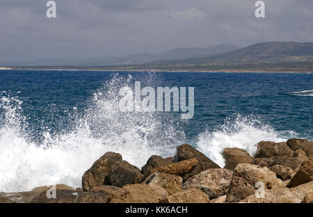 La selvaggia costa rocciosa di akamas area di conservazione in paphos cipro con le onde che si infrangono Foto Stock