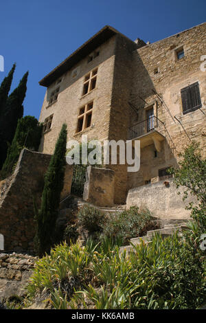 Forte Village street in Vaugines, Vaucluse Provence, Francia: Rue des Amazones Foto Stock