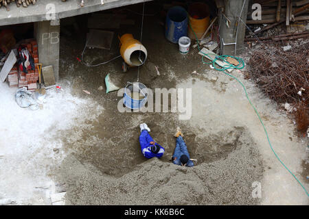 I lavoratori aventi una pausa sul sito di costruzione, La Paz, Bolivia Foto Stock