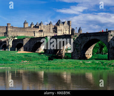 La città fortificata di Cite Carcassonne e il Pont Vieux attraversando il fiume Aude, Aude, Francia Foto Stock