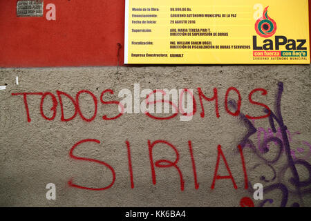 Todos Somos Siria / Siamo tutti Siria graffiti a sostegno della Siria sulla parete su edificio, La Paz, Bolivia Foto Stock