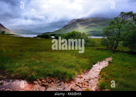 Nuvole scure su cummock acqua e sua fells Foto Stock