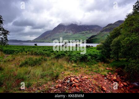 Nuvole scure su cummock acqua e sua fells Foto Stock