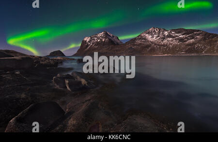 Luci del nord dal mare catturati sulle isole Lofoten in Norvegia nel febbraio 2017 Foto Stock