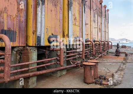 Attrezzatura per la lavorazione dell'olio di balena disutilizzata presso l'ex stazione di caccia alle balene, Grytviken, South Georgia Island. Tour in barca nella baia alle spalle Foto Stock