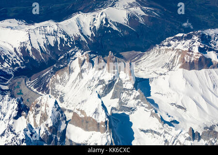 Vista aerea delle iconiche vette delle Torres del Paine. Preso dal volo aereo passeggeri da Punta Arenas a Santiago, Cile Foto Stock