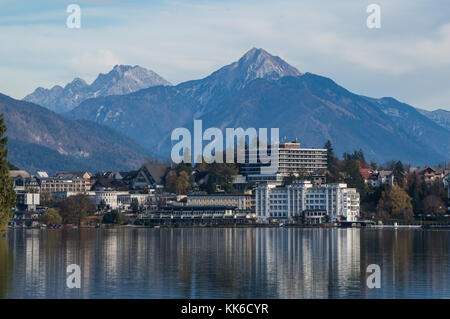 Bled, Slovenia - 26.10.2017: la famosa località turistica di Bled visto dall'altra estremità del lago Foto Stock
