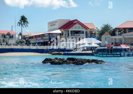 Lungomare e dal centro di Georgetown sull'isola di Grand Cayman nelle isole Cayman. Foto Stock