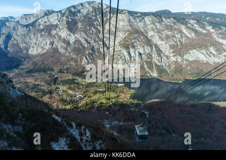 Gondola going up from Lake Bohinj to the Vogel Ski Resort in Slovenia Foto Stock