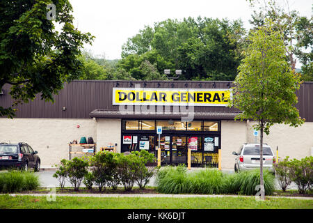 Un negozio Dollar General nella piccola città di Adams, Massachusetts. Foto Stock