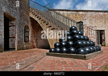 Nc00948-00...carolina del Nord - Il display della canon palle al mattone fort macon in fort macon State Park si trova su un isola barriera nei pressi di Atlantic City. Foto Stock