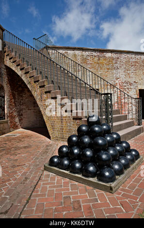 Nc00949-00...North Carolina - visualizzazione delle sfere di canon a cinque facciate in mattoni, fort macon in fort macon State Park si trova su un isola barriera nei pressi di atl Foto Stock