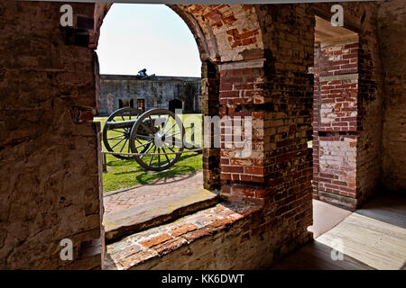 Nc00950-00...North Carolina - canon in parata motivi storico di Fort macon parco dello stato sulle isole di barriera nei pressi di Atlantic City. Foto Stock