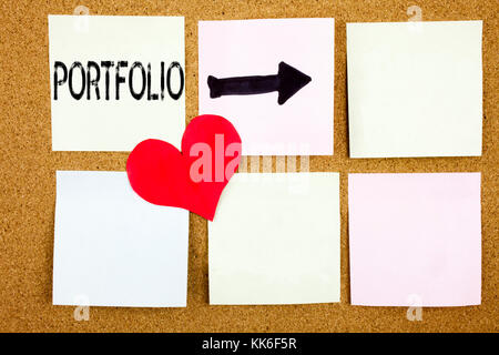 Mano concettuale di scrittura di testo Didascalia ispirazione che mostra il concetto di portafoglio di business marketing progettazione e amore scritte su sfondo di legno, ricordare Foto Stock