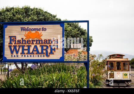 Cavo storico auto, Powell-hyde linea e Fisherman's Wharf Benvenuti sign in agosto 17th, 2017 - San Francisco, California, CA, Stati Uniti d'America Foto Stock