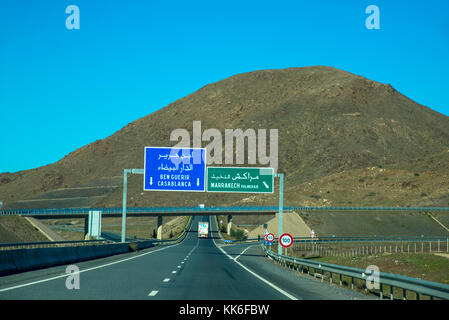 Tollway con cartelli stradali in maroc Foto Stock