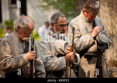 I rievocatori confederati si fermano per un momento di silenzio al Confederate Cemetery in occasione del Confederate Memorial Day, il 10 maggio 2011, a Mount Pleasant, South Carolina. La Carolina del Sud è uno dei tre stati che segna la giornata come festa pubblica. Foto Stock