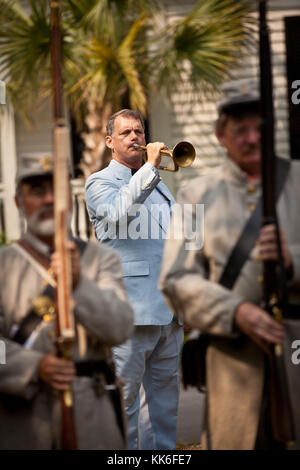 I rievocatori confederati si esibiscono al Confederate Cemetery per celebrare il Confederate Memorial Day il 10 maggio 2011 a Mount Pleasant, South Carolina. La Carolina del Sud è uno dei tre stati che segna la giornata come festa pubblica. Foto Stock